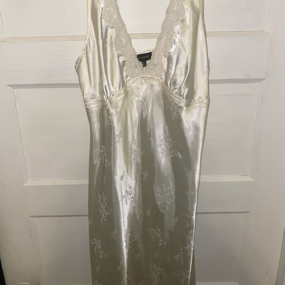 Jone’s New York Nightgown & Robe - Picture 2 of 8